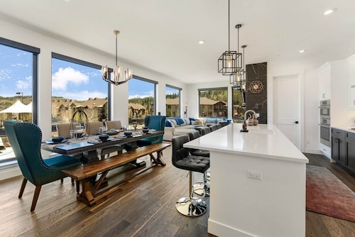 VIP Concert Hot Tub - Walkable 5BR - Kids Ski Gear Free