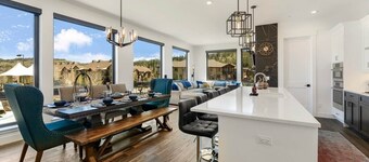 VIP Concert Hot Tub - Walkable 5BR - Kids Ski Gear Free