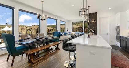 VIP Concert Hot Tub - Walkable 5BR - Kids Ski Gear Free