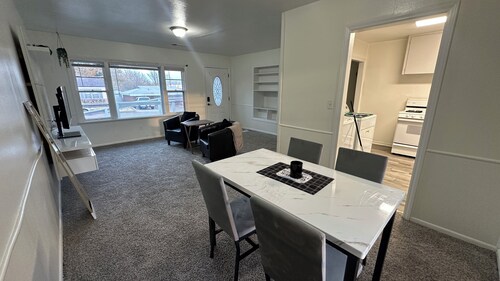 Cozy 2-bedroom house in tranquil Borger with AC