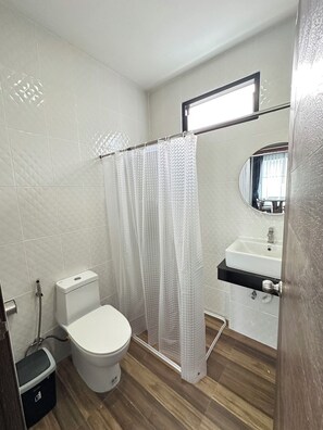 Shower, hair dryer, towels, soap - The Star Aonang Private Pool Villa -  Aonang Krabi with 2 bedrooms (Mueang Krabi)