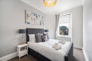 2 bedrooms, iron/ironing board, WiFi, bed sheets - Central Aberdeen flat Holburn St workspace parking (Aberdeen)