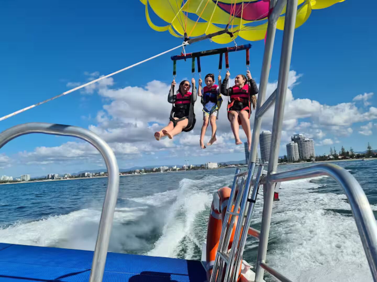Une activité sportive nautique pratiquée sur une plateforme, avec un bateau en arrière-plan et une vue sur la ville.