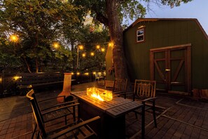 Outdoor dining - Dallas Retreat 4BR 2.5BA Family Friendly /Pool & Hot Tub/Game Room/Bishop Arts (Dallas)