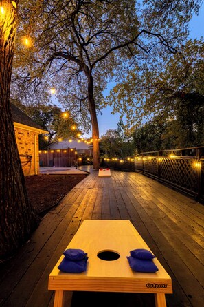 Terrace/patio - Dallas Retreat 4BR 2.5BA Family Friendly /Pool & Hot Tub/Game Room/Bishop Arts (Dallas)