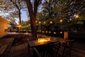 Outdoor dining - Dallas Retreat 4BR 2.5BA Family Friendly /Pool & Hot Tub/Game Room/Bishop Arts (Dallas)