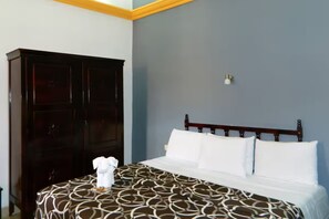 Room - Charming Single Room Near Paseo Montejo & Local Attractions | Onsite Pool (Merida)