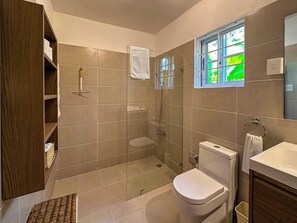 Shower, hair dryer, towels, soap - Tropical 2-bedroom Villa with Beach Access - Bávaro, Punta Cana (Punta Cana)