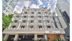 A hotel with a classical facade, multiple windows, and a parking garage. - Page 9 Hotel (Seoul)