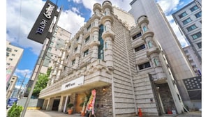A building with a classical architectural style, featuring multiple balconies and a prominent entrance. - Page 9 Hotel (Seoul)
