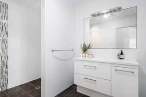 Hair dryer, towels, soap, toilet paper - Our Happy Place, Byron Bay - Pool & Hot Tub (Byron Bay)