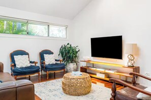 Living area - Our Happy Place, Byron Bay - Pool & Hot Tub (Byron Bay)
