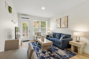 Living area - Modern New‑Build Suite • Hot Spring• Downtown (Hot Springs)