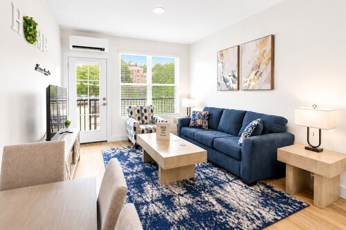 Modern New‑Build Suite • Hot Spring• Downtown