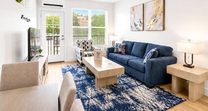 Modern New‑Build Suite • Hot Spring• Downtown