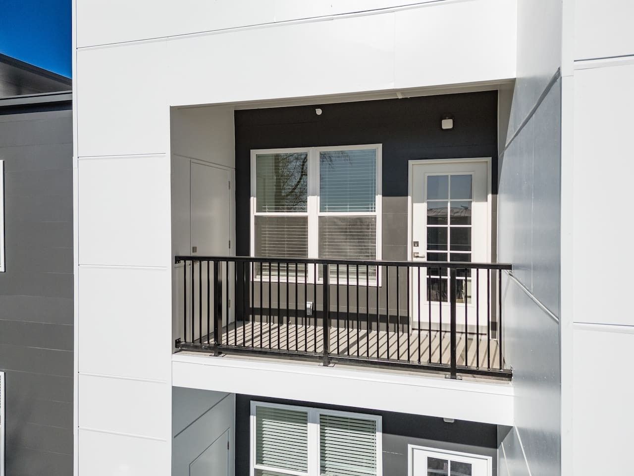Un immeuble à plusieurs étages doté d’un balcon au deuxième étage.