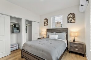 2 bedrooms, WiFi, bed sheets - Modern New‑Build Suite • Hot Spring• Downtown (Hot Springs)