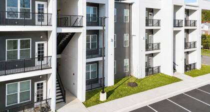 Modern New‑Build Suite • Hot Spring• Downtown
