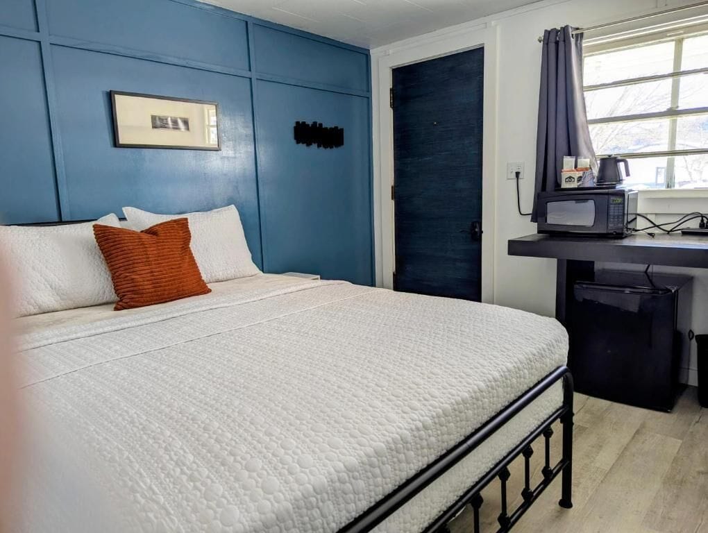 Basic Single Room | Free WiFi