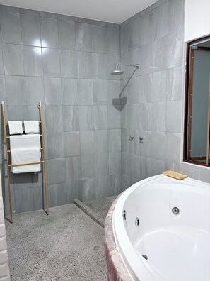Shower, jetted tub, towels, toilet paper - Private home with jacuzzi and large terrace steps from the beach (Isla Cortés)