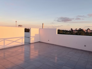 Terrace/patio - Private home with jacuzzi and large terrace steps from the beach (Isla Cortés)
