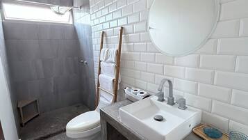 Shower, jetted bath, towels, toilet paper