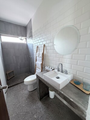 Shower, jetted bath, towels, toilet paper