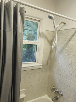 Haartrockner, Handtücher, Seife, Toilettenpapier