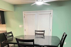 Dining - 6BR Group Stay Near KC World Cup & Arrowhead (Liberty)