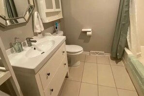 Hair dryer, towels, soap, shampoo - 6BR Group Stay Near KC World Cup & Arrowhead (Liberty)