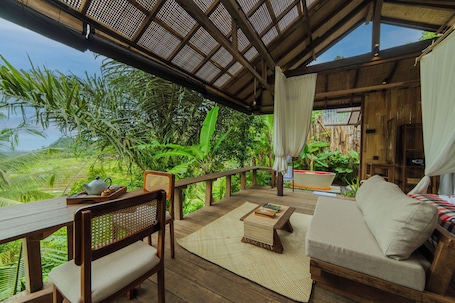 Outdoor dining. LeLangit Eco Cabin