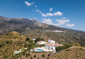 A villa with a swimming pool, surrounded by mountains and greenery. - Casa Lucía with beautiful views (CANILLAS DE ACEITUNO)
