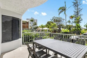 Outdoor dining - Rare 4BR Ground Floor Exclusive Apt (Mooloolaba)