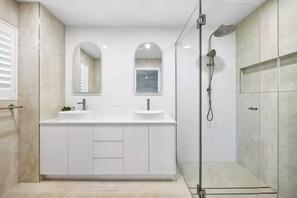 Shower - Rare 4BR Ground Floor Exclusive Apt (Mooloolaba)