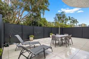 Outdoor dining - Rare 4BR Ground Floor Exclusive Apt (Mooloolaba)