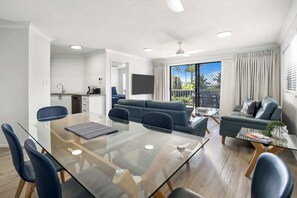 TV - Rare 4BR Ground Floor Exclusive Apt (Mooloolaba)
