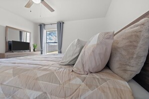 3 slaapkamers, een strijkplank/strijkijzer, wifi, beddengoed