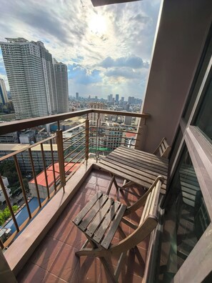 Property grounds - Sunlit Makati Escape w/ Balcony Views (Makati)