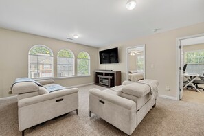 Living area - 3-bedroom townhome in pleasant Lawrenceville with AC for relaxing stays (Lawrenceville)