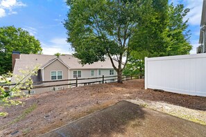 Property grounds - 3-bedroom townhome in pleasant Lawrenceville with AC for relaxing stays (Lawrenceville)