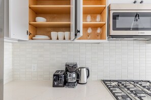 Fridge, microwave, oven, stovetop - Blueground | The Village, fitness center, nr Liberty State Park (Jersey City)