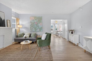 TV - 1BD-Reading Nook-Extended Stays (Des Moines)