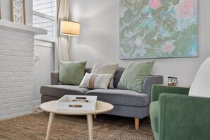 TV - 1BD-Reading Nook-Extended Stays (Des Moines)