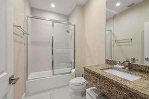 Shower, hair dryer, shampoo - 4 BR Home w/ Resort Amenities + 3 MI to Disney (Kissimmee)