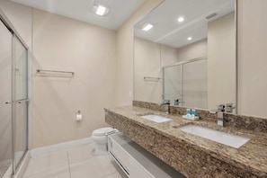 Shower, hair dryer, shampoo - 4 BR Home w/ Resort Amenities + 3 MI to Disney (Kissimmee)