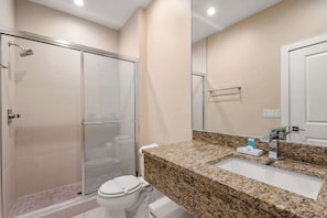 Shower, hair dryer, shampoo - 4 BR Home w/ Resort Amenities + 3 MI to Disney (Kissimmee)