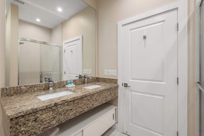 Shower, hair dryer, shampoo - 4 BR Home w/ Resort Amenities + 3 MI to Disney (Kissimmee)