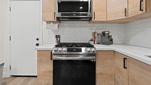 Microwave, oven, stovetop, dishwasher - Hot Tub. Outdoor Paradise, Family Friendly Neighborhood (San Diego)