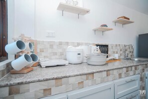 Appartement Deluxe, cuisine | Cuisine privée | Réfrigérateur, surface de cuisson, vaisselle et ustensiles