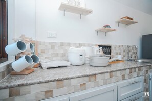 Refrigerador, parrilla de estufa y utensilios de cocina 